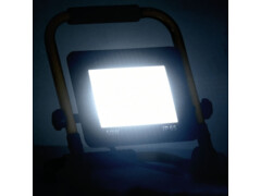  LED reflektor s rukojetí 50 W studené bílé světlo